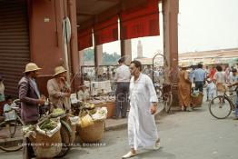 Image du Maroc Professionnelle de  Deux paysans écoulent leur récolte au coin d'une rue donnant sur la fameuse place Jemaa El Fana à Marrakech, la ville touristique du Maroc, Dimanche 18 Août 1997. (Photo / Abdeljalil Bounhar) 